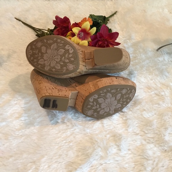 COPY - Sofft Tan Gold Cork Heel Peep Toe Snug Sz 8M: - Picture 8 of 9